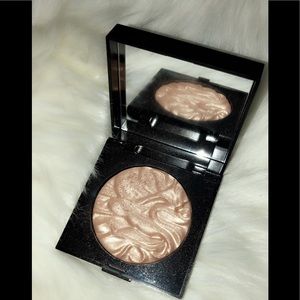 Laura Mercier highlight